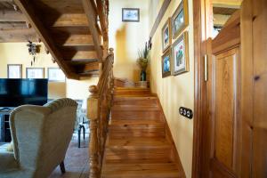 a staircase in a house with wooden floors at Paz y Tranquilidad in Melarde