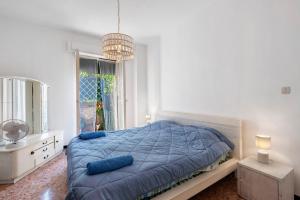 a bedroom with a blue bed and a window at Apartment Beach next to 5 Terre in Bonassola