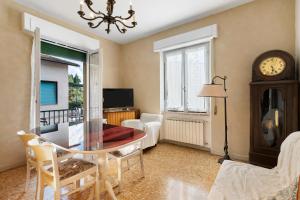 a living room with a glass table and a clock at Apartment Beach next to 5 Terre in Bonassola