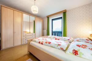 a bedroom with two beds and a window at Ferienwohnung Gatscherhof in Luson