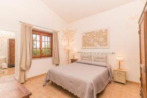 a bedroom with a bed and a window at Villa Rosa sul mare in Olbia