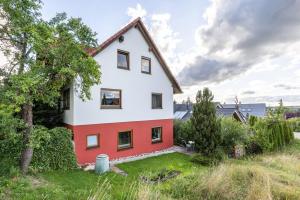 a house with a red and white facade at An der Schwäbischen Alb in Mössingen