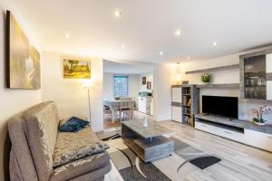 a living room with a couch and a television at Ferienhaus Am Reiterhof in Templin