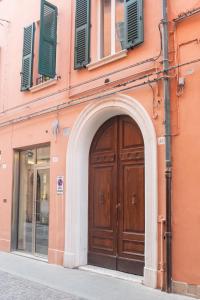 a large wooden door on the side of a building at Romantica Corte Degli Estensi in Ferrara