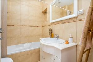 a bathroom with a sink and a bath tub at Casa Quintião in Ferragudo
