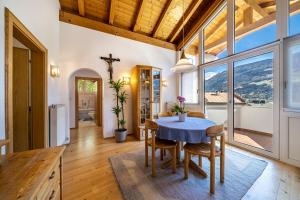 a kitchen and dining room with a table and chairs at Apartment Luisa in Silandro
