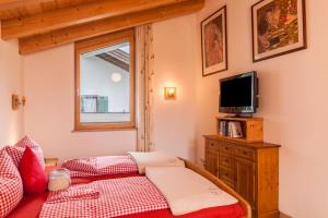 a living room with a couch and a television at Das Bergzeit in Farchant