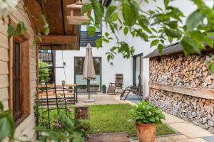 a garden with a patio and an umbrella at Das Bergzeit in Farchant