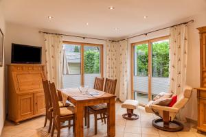 a dining room with a table and chairs at Das Bergzeit in Farchant