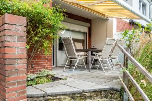 a patio with chairs and a table on a house at Fewokuh in Wilhelmshaven