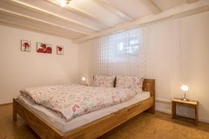 a bedroom with a bed and a window at Ferienwohnung im alten Forsthaus in Bermatingen