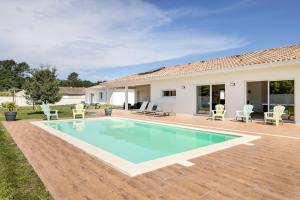 a swimming pool in the backyard of a villa at Villa Lumière Ychoux in Ychoux