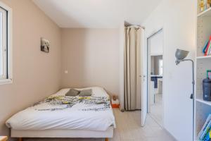 a small bedroom with a bed in a room at Villa Lumière Ychoux in Ychoux +23 photos