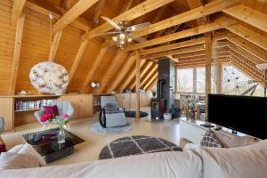 a living room with a couch and a ceiling at Ferienhaus Harmonie in Südbrookmerland