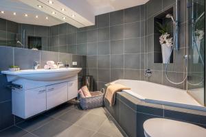 a bathroom with a tub and a sink and a bath tub at Suite Marianne in Valdaora +29 photos