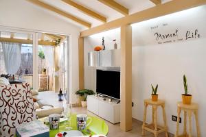 a living room with a couch and a tv at Isla Lobos in Playa Blanca