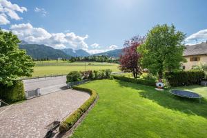a park with a bench and grass and trees at Suite Marianne in Valdaora