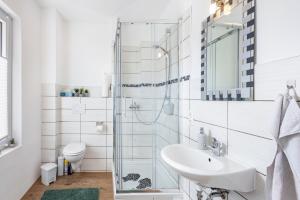 Kamar mandi di Tiny Home +47 foto