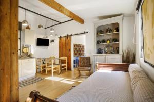 a living room with a couch and a dining room at Casa do Campo Dornes Três in Paio Mendes