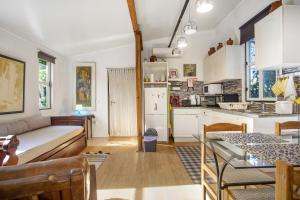 a living room with a couch and a kitchen at Casa do Campo Dornes Três in Paio Mendes