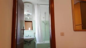 a bathroom with a sink and a shower at Luminoso appartamento centrale in Ponte di Legno