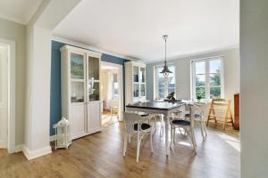 eine Küche und ein Esszimmer mit Tisch und Stühlen in der Unterkunft Witthus in Pellworm