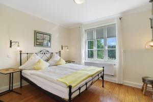 ein Schlafzimmer mit einem Bett und einem Fenster in der Unterkunft Witthus in Pellworm