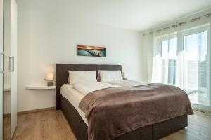 a bedroom with a large bed and a window at Fink - Vogelhaus in Friedrichshafen
