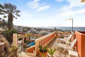 a balcony with chairs and a view of the ocean at Villa Petite Paradise in Las Lagunas