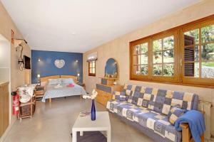 a living room with a couch and a bed at Villa Petite Paradise in Las Lagunas