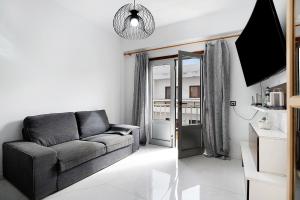 a living room with a couch and a television at Piso Leon y Castillo B in Arrecife