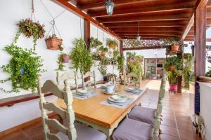 a dining room with a table and some plants at Alojamiento El Ocaso in Puerto del Rosario