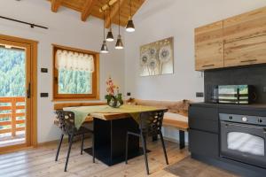 a kitchen with a dining table and a stove at Mas de la Tata in Rabbi
