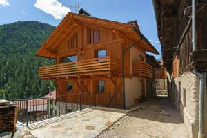 a wooden house with a balcony on a building at Mas de la Tata in Rabbi