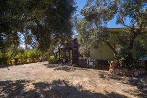a house with a lot of trees and a driveway at Casa Lilliu in Villacidro