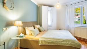 a bedroom with a bed with a table and a window at Ferienwohnung Arenda in Munzingen