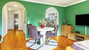 a living room with a table and chairs at Ferienwohnung Arenda in Munzingen