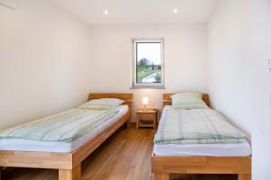 two twin beds in a room with a window at Fichte in Ravensburg