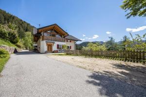 a house on a hill with a driveway at Ferienwohnung Thymian Thalerhof in Ponte Nova