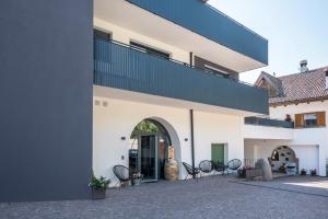 an external view of a house with a balcony at Luisl Hof - Apartment Pomum in Cornaiano