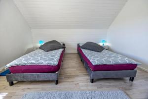 two twin beds in a room with a attic at Haus Elseaue in Bünde