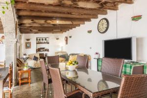 a dining room with a table and chairs and a tv at Casa Pollo Buen Lugar in Casablanca