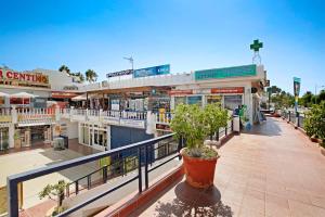 a shopping mall with a potted plant on a balcony at Apartamento Mertxe in Arona