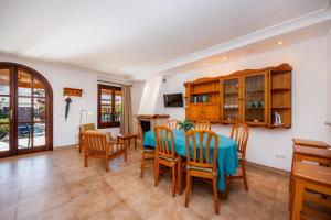 a kitchen and dining room with a table and chairs at Sa Torre iii in Canyamel