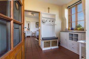 a kitchen with a bench in the middle of a room at Apartment Lüneburger Heide in Hankensbüttel