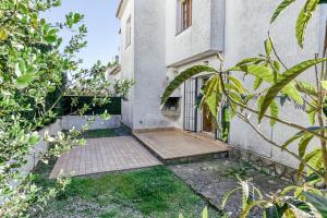 an external view of a house with plants at Villa La Flor con piscina in L'Escala