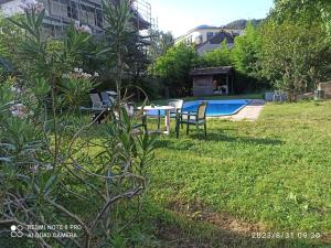 a yard with a table and chairs and a pool at Apartement Jörg in Lana