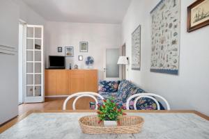 a living room with a couch and a table and chairs at Via Colombo 12 Bilo in Bonassola