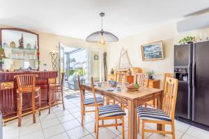 a kitchen and dining room with a table and chairs at Maison Salorge - piscine privée in Jard-sur-Mer