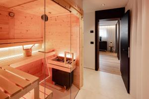 a room with a sauna with a glass wall at Schenna Chalet - Apt Stefan in Schenna